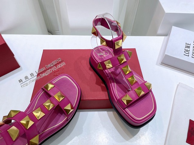 Valentino專櫃新款休閒時尚拖鞋 華倫天奴22春夏爆款系列松糕厚底釘扣沙灘涼拖鞋 dx3492